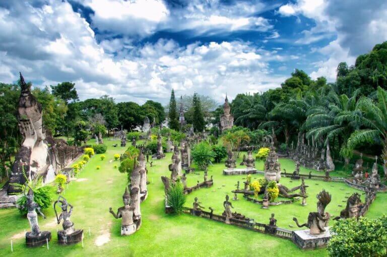 Location de voiture au Laos : le guide des tarifs pour bien gérer votre budget auto